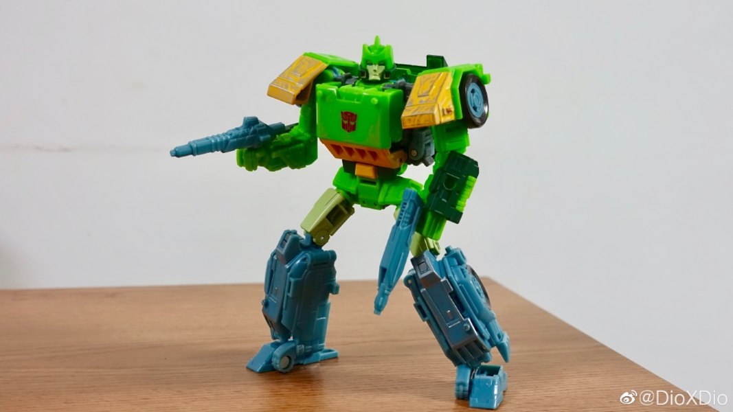 Transformers Siege Springer Wave 3 Voyager In Hand Pictures  (6 of 9)